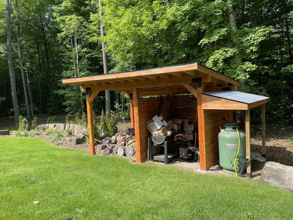 Un pavillon de jardin qui devient une salle à manger ombragée l'été.