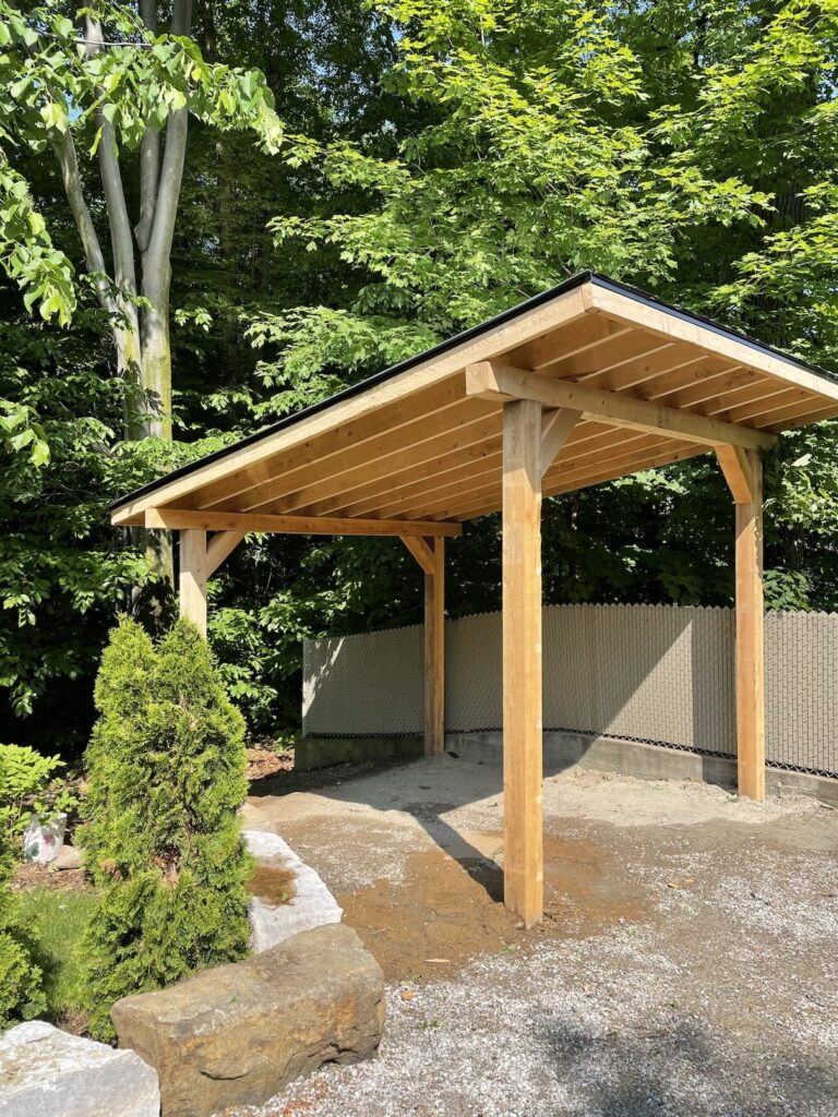 Ouvert de tous les côtés pour l'air et la vue, à l'abri du soleil et de la pluie.