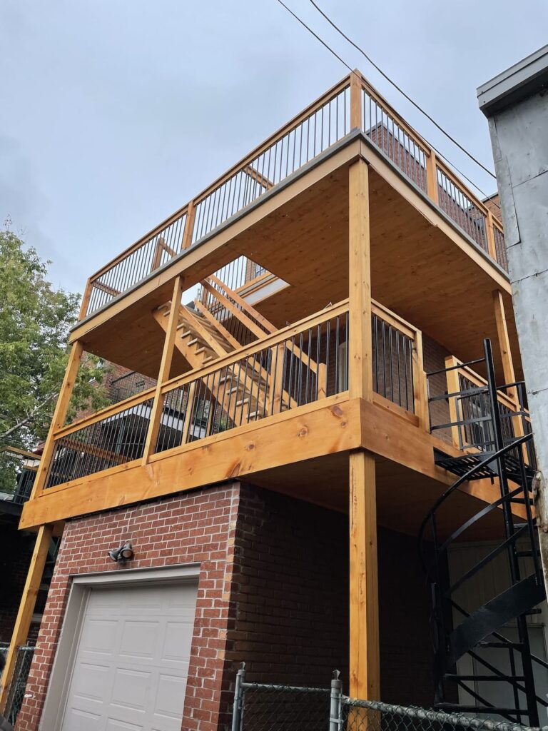 Des balcons refaits étage par étage, bien charpentés et contreventés.