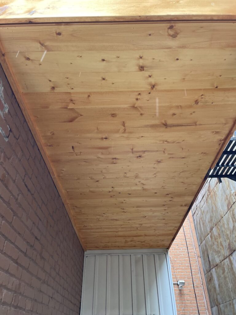 Le dessous d'un nouveau balcon : un plafond fini et propre au lieu d'une charpente apparente.