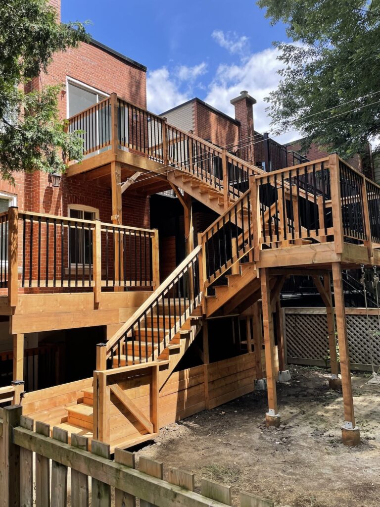 Un nouvel escalier extérieur avec paliers et garde-corps en bois solides.