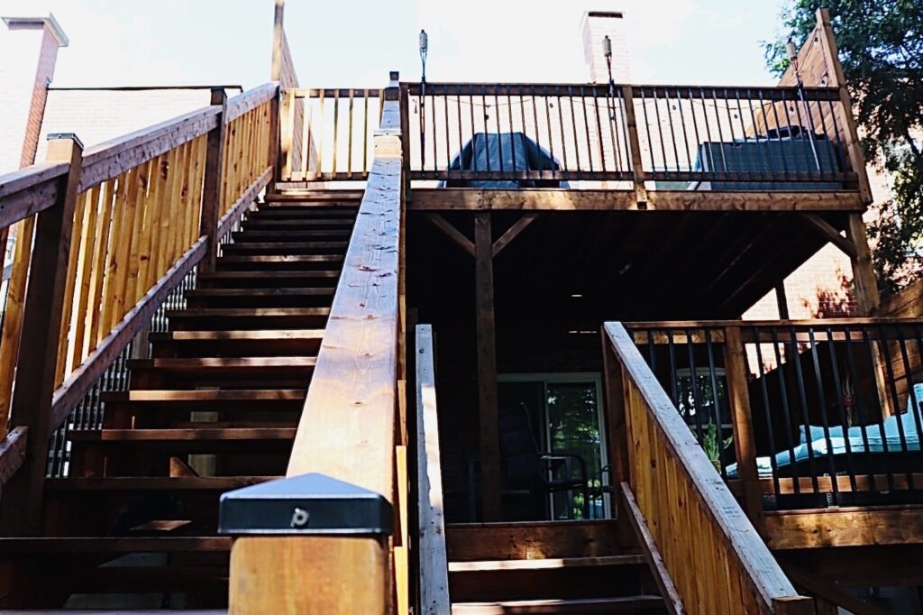 Un long escalier arrière menant à une terrasse à l'étage, construit pour un usage quotidien.