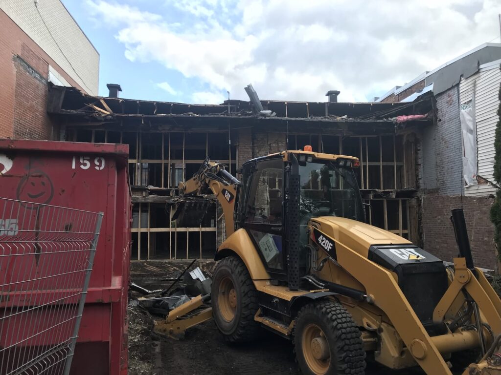 Étape 1 — Excavation. Nous préparons le terrain et protégeons le reste de votre propriété et la cour de vos voisins.