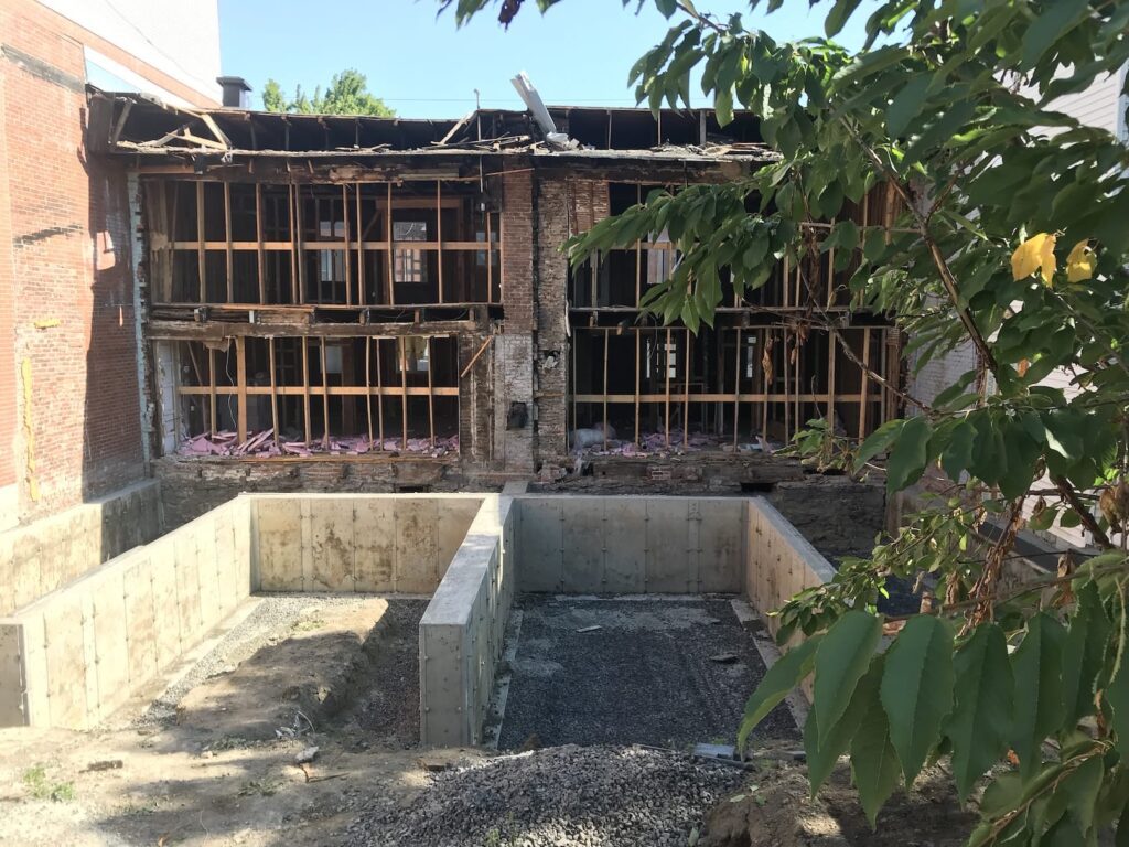Étape 3 — Structure. Les nouveaux murs montent et l'agrandissement prend forme.