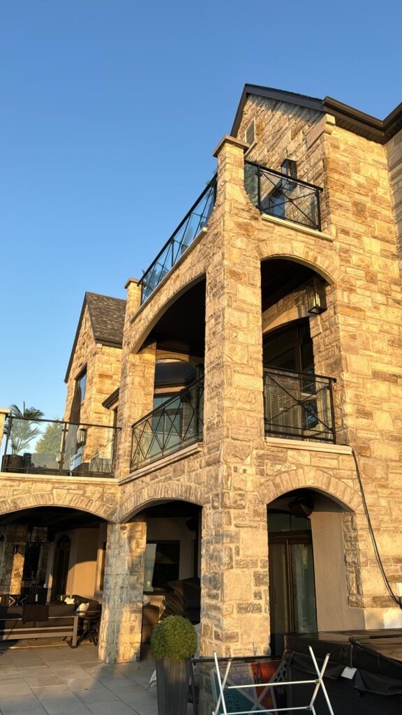 Balcons et pierre qui s'harmonisent à l'arrière de la maison.
