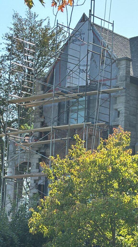 Travaux en cours aux étages supérieurs de la façade.